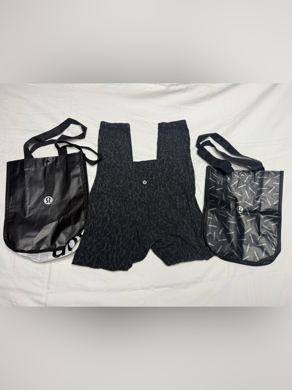 Lululemon Size 4 Black Gray Print High Rise Leggings + 2 Small Tote Bags